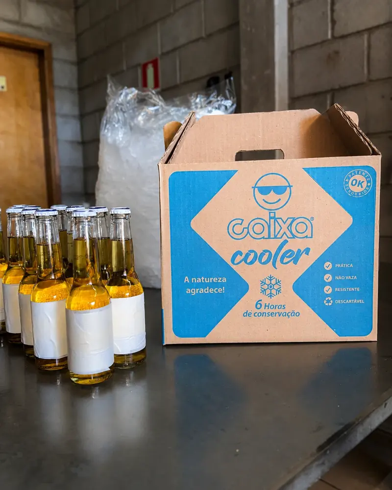Caixa Cooler com long necks em uma bancada