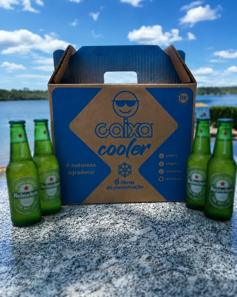 Caixa Cooler na beira de um lago com long necks verdes